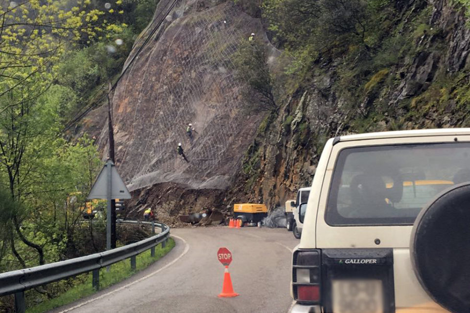 Obras de reparación del talud desprendido en la LR-113. / NR