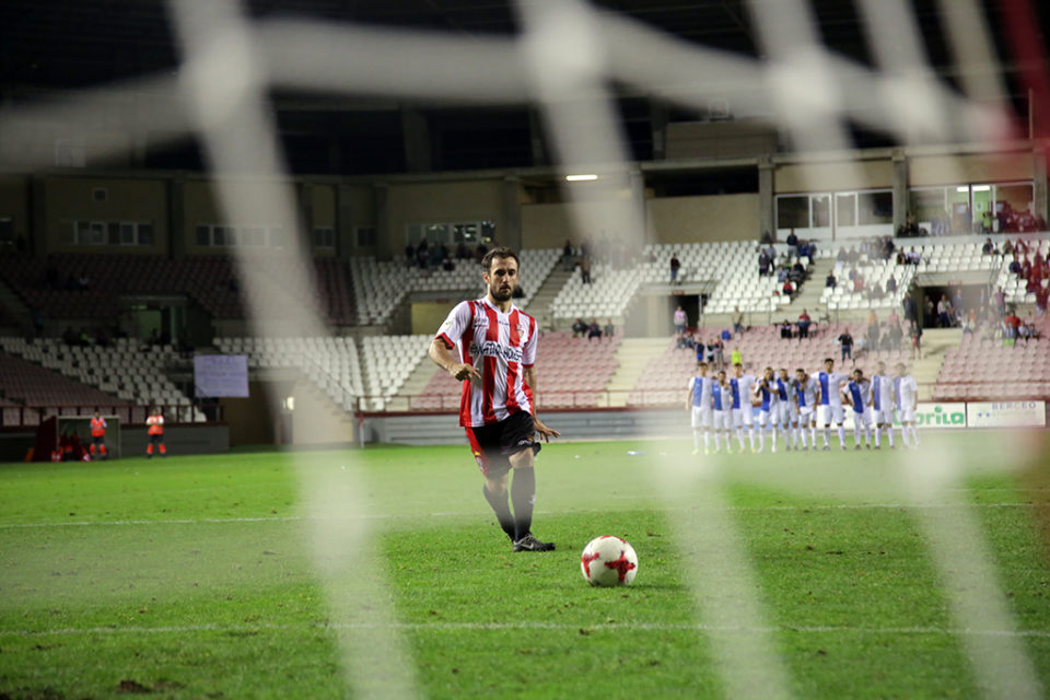 Muneta transforma un penalti ante el Adarve. / Clara Larrea