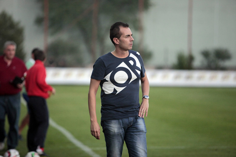 Eduardo Arévalo, director deportivo del Calahorra, en su etapa como técnico rojillo. / Javier Goicoechea