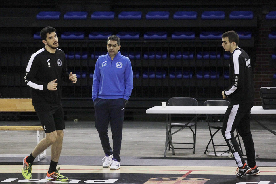 Jota González sigue desde la ‘banda’ un entrenamiento de sus jugadores en el Palacio. / Ingrid
