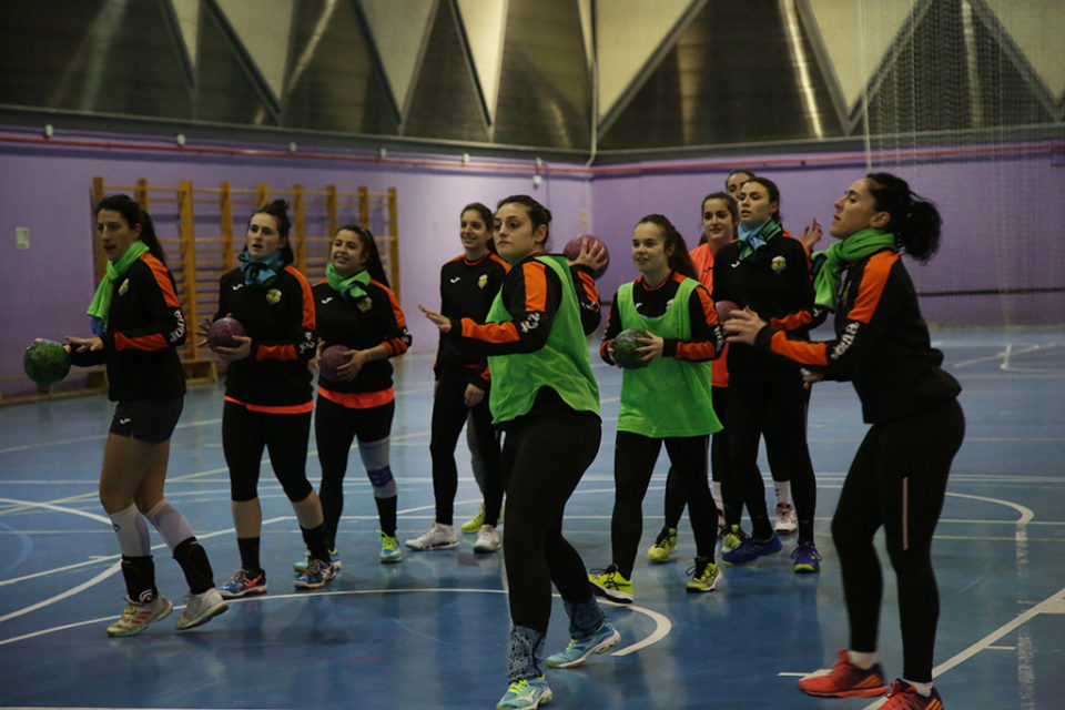 Las jugadoras del Sporting LaRioja, en un entrenamiento en Valdegastea. / Clara Larrea