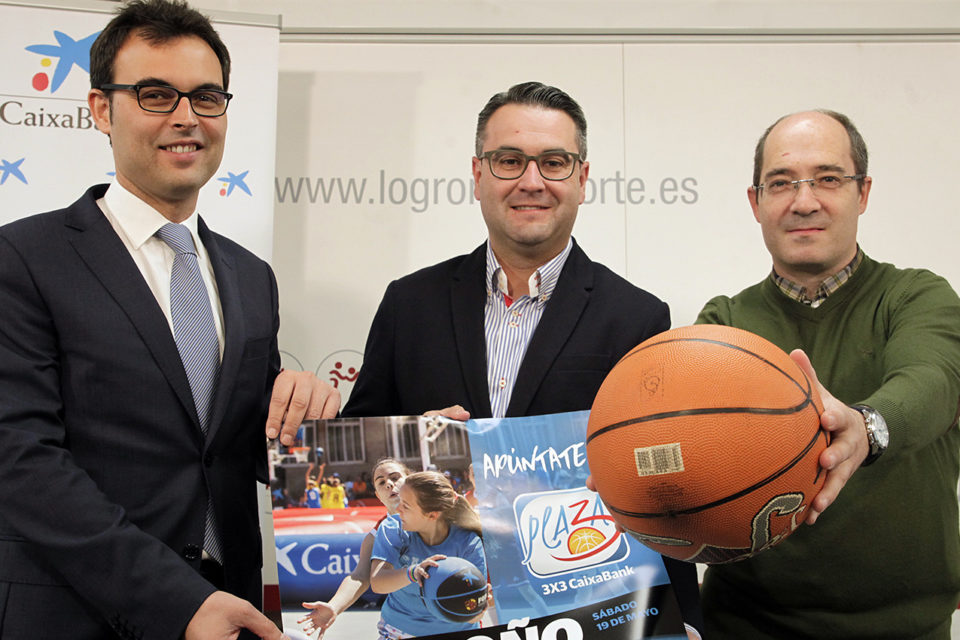 Iker Muguruza, el concejal Javier Merino y el vicepresidente de la Federación Riojana de Baloncesto, Eduardo Palacios. / Ingrid