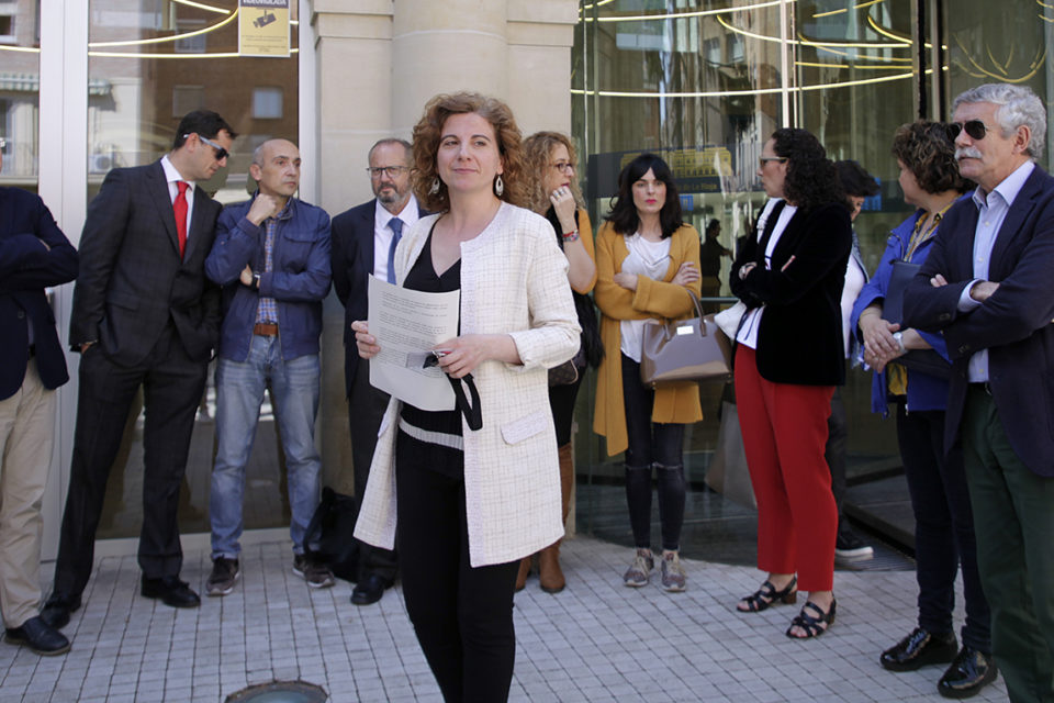 Un grupo de jueces y fiscales se concentra en la entrada del Palacio de Justicia de La Rioja, con motivo de la jornada de paro. / Ingrid