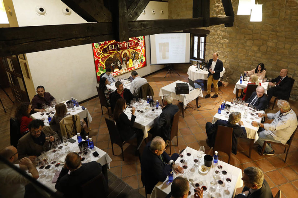 Momento de la cata realizada ayer en la bodega Conde de los Andes. / NR
