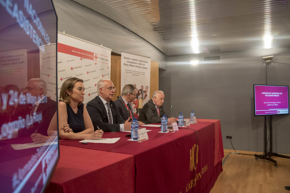 La alcaldesa de Logroño y el presidente de La Rioja, con los presidentes nacional y regional de Cruz Roja. / NR