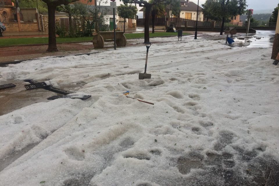 Las calles de Herce, cubiertas con un manto blanco de granizo. / NR