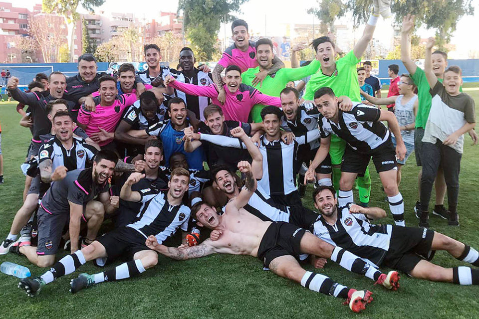 El Atlético Levante festeja el pasado domingo el título de liga. / levanteud.com