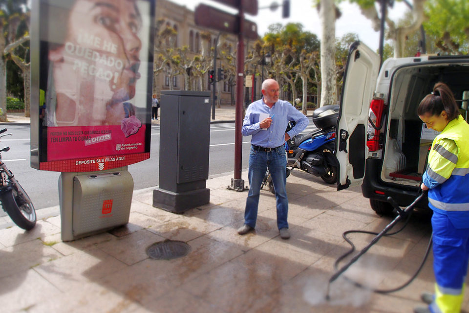 El concejal de Medio Ambiente, Jesús Ruiz Tutor, presenta la nueva campaña de limpieza de chicles./ NR
