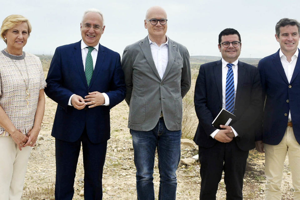 Autoridades regionales junto a los responsables de la firma, durante su visita al polígono de La Maja. / NR