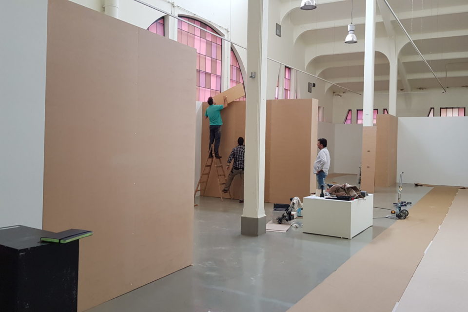 Preparativos en el Mercado de San Blas, donde se celebra Sculto hasta el domingo. / NR
