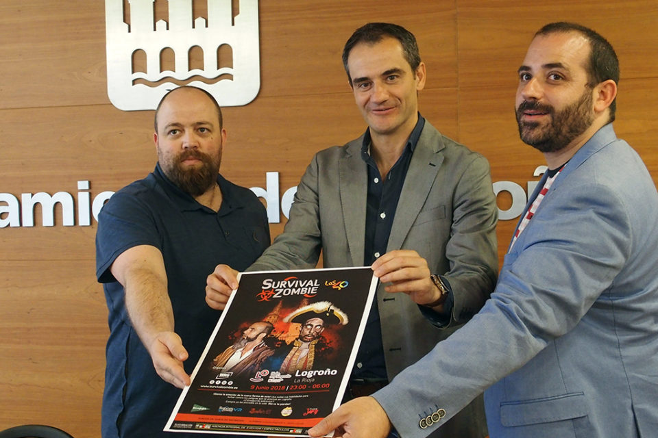 El edil de Festejos, en el centro, presenta la actividad que se celebrará en las fiestas de San Bernabé. / NR