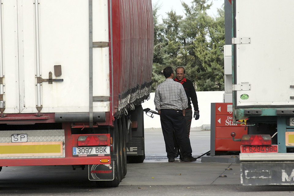 Dos camiones respostan combustible en una estación de servicio, en una imagen de archivo. / Tomás Alonso