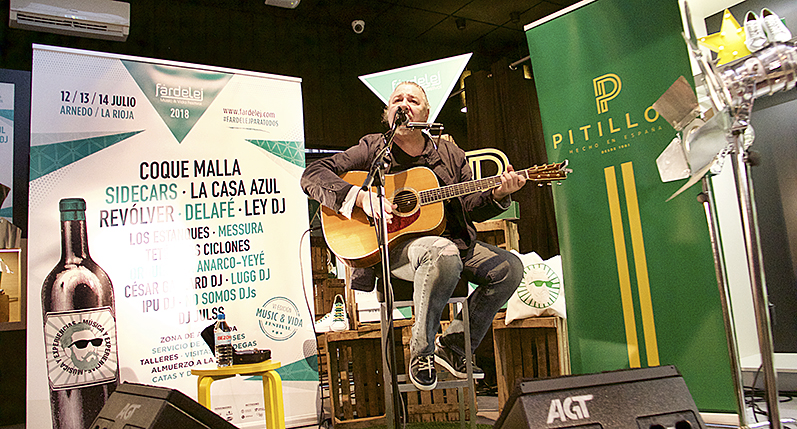 El cantante Carlos Goñi en la presentación del programa de Fardelej. / NR