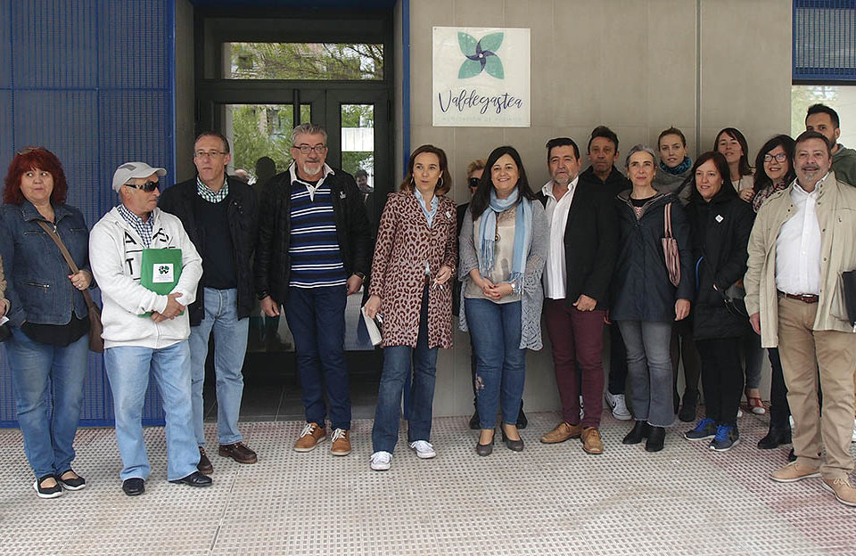 La alcaldesa, junto a los vecinos del barrio de Valdegastea, en las nuevas instalaciones. / NR
