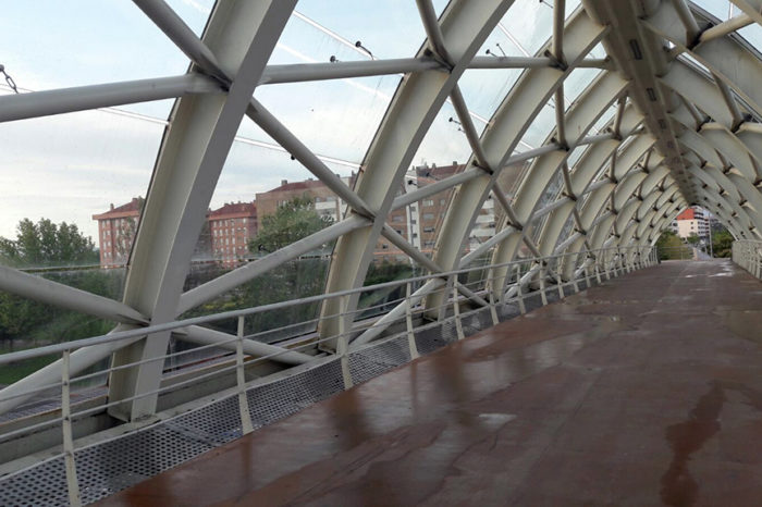 La pasarela peatonal de La Cava, libre de pintadas