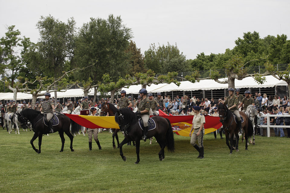 El Escuadrón de Escolta Real porta la bandera de España. / Ingrid