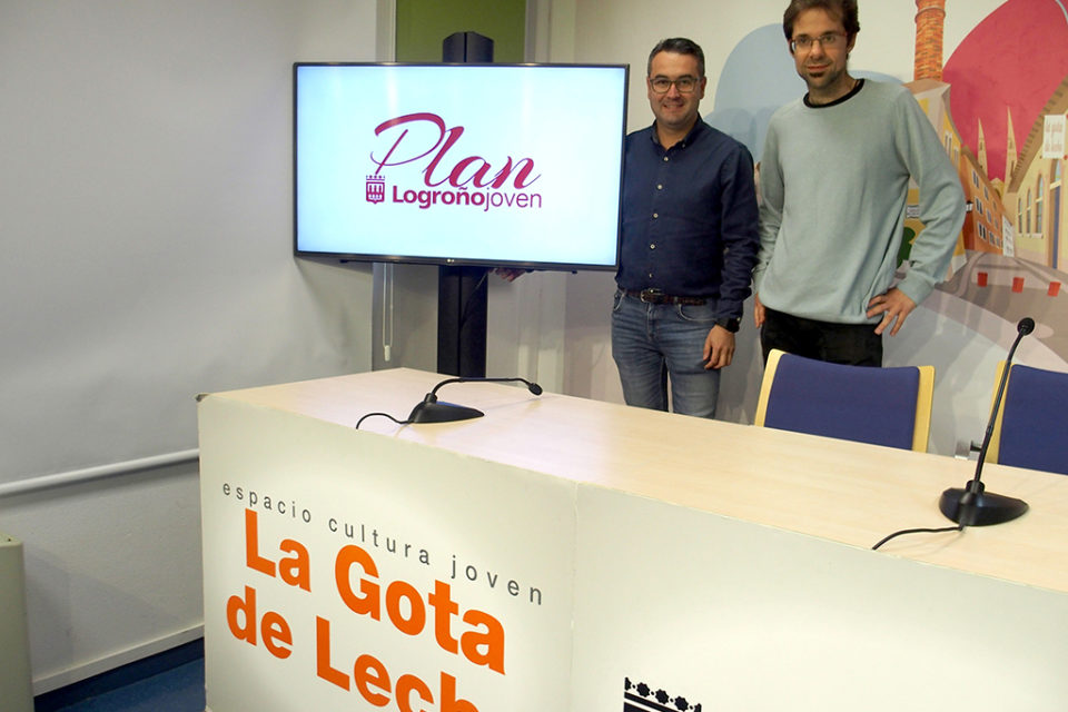 Javier Merino, a la izquierda de la imagen, ha presentado el Plan Logroño Joven. / NR