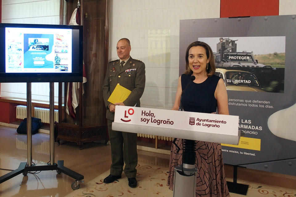 Cuca Gamarra y Mario Laborie ofrecen en rueda de prensa detalles de los actos con motivo del DIFAS. / NR