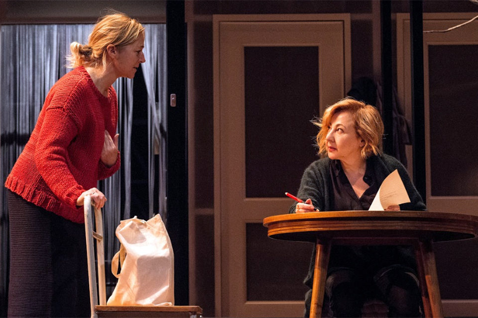 Carmen Machi y Pilar Castro, en un momento de la representación. / Javier Naval