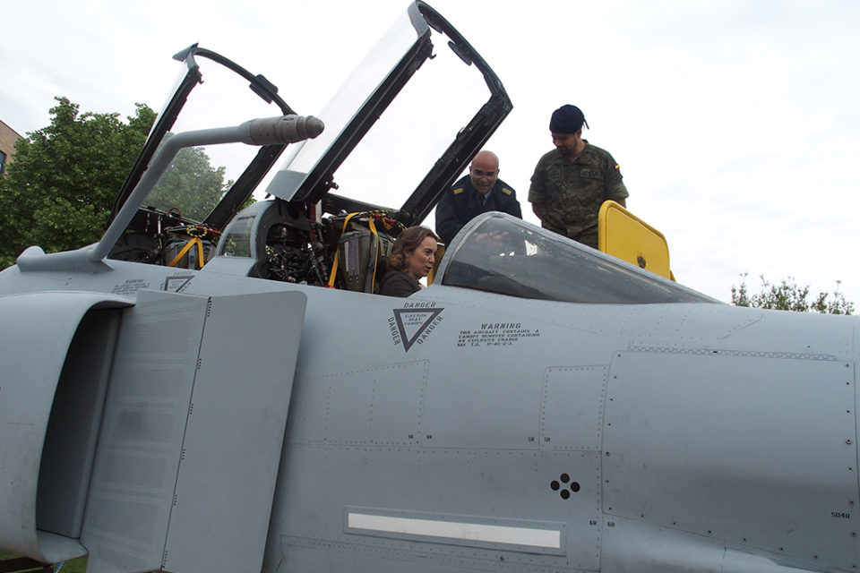 La alcaldesa, en uno de los aviones del Ejército del Aire. / NR