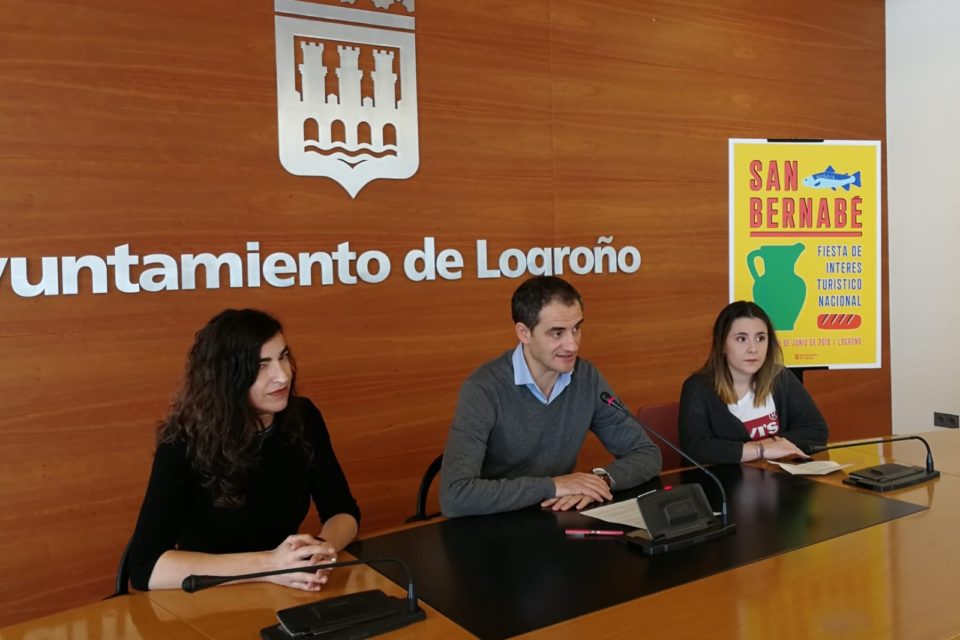 Miguel Sáinz ha presentado el cartel de las fiestas junto a su autora, Elena Andráiz. / Ingrid