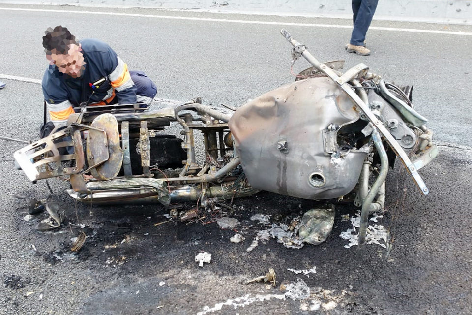 La motocicleta que conducía la víctima quedó totalmente destrozada. /NR