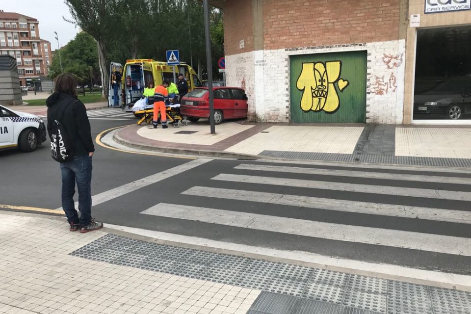 La parte delantera del coche ha terminado dentro del local. / redes sociales