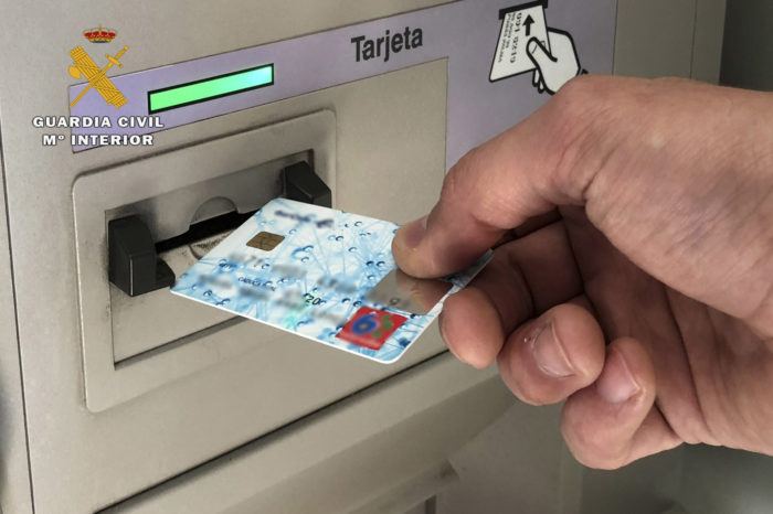 Detenida una empleada doméstica por extraer dinero de las tarjetas del anciano para el que trabajaba