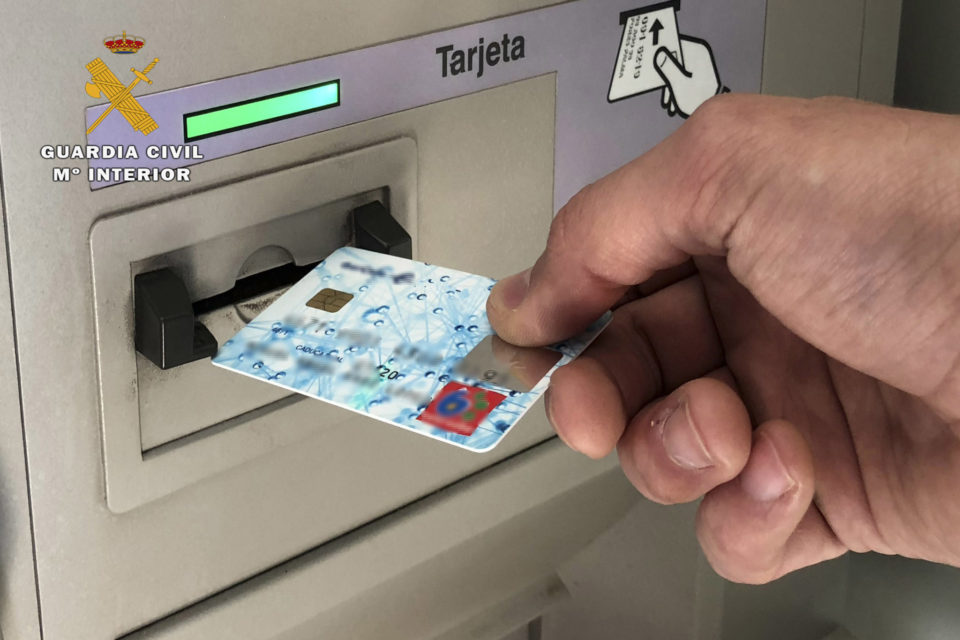 La mujer realizó dos extracciones por importe de mil euros. / Guardia Civil
