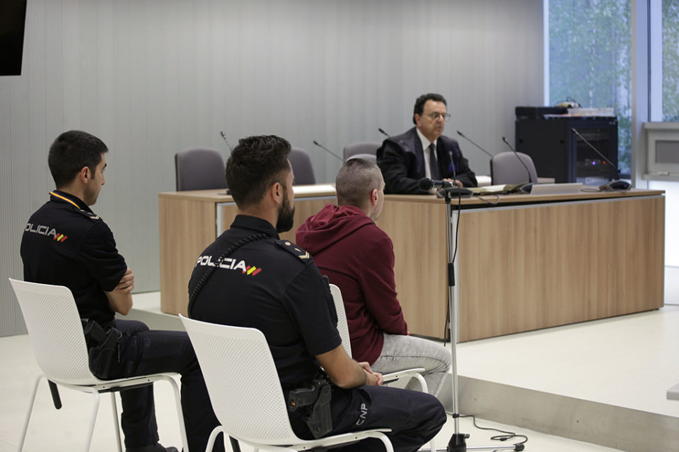 El joven que apuñaló a su madre, este lunes en la Audiencia Provincial de Logroño. / Ingrid