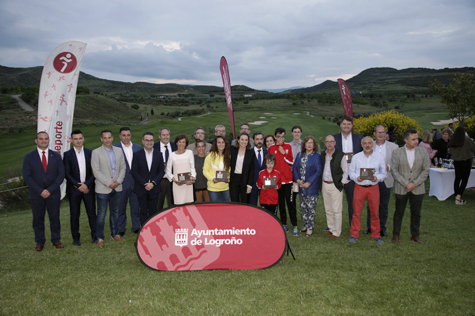 Foto de familia con los premiados en los V Galardones de Logroño Deporte. / Clara Larrea
