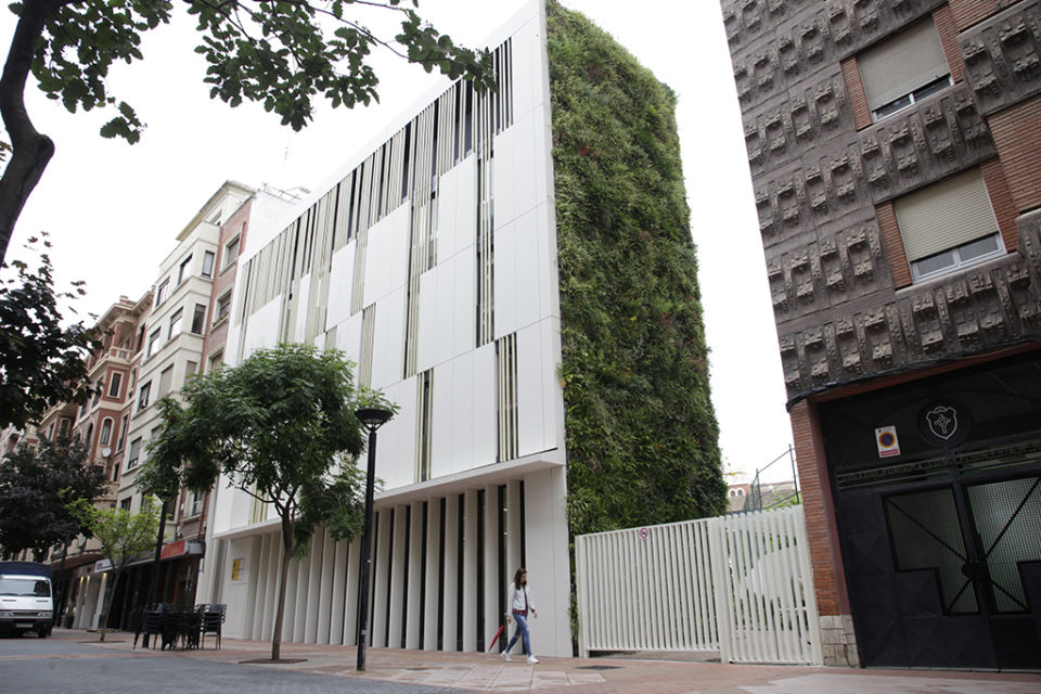 El edificio, pionero en sostenibilidad, tiene una fachada vegetal. / Ingrid