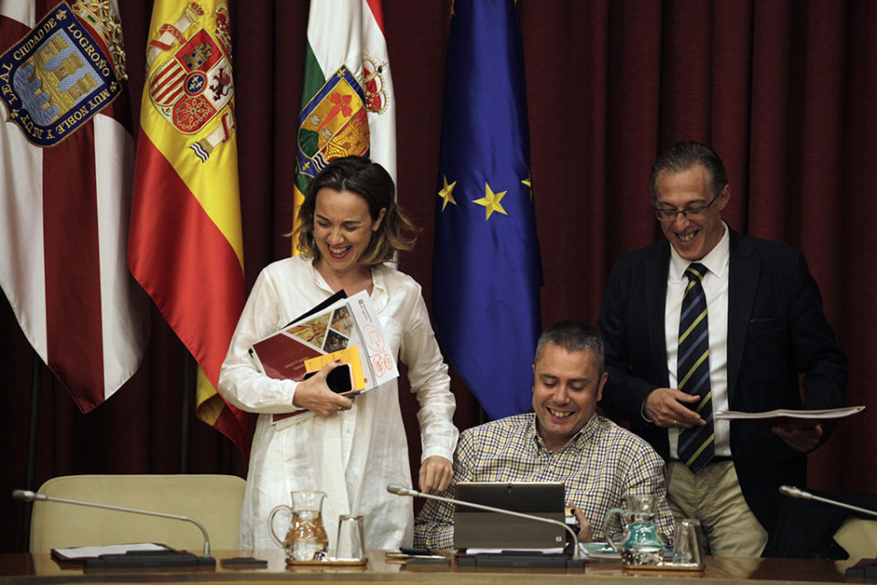 Cuca Gamarra, con los concejales Pedro Sáez Rojo y Ángel Sáinz Yagüela, antes de iniciarse el pleno. / Clara Larrea