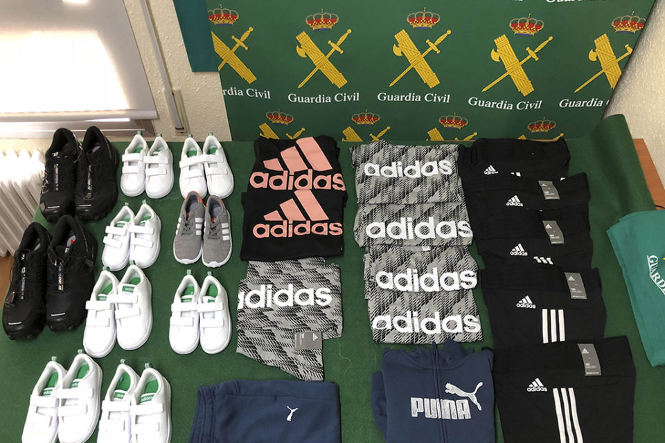 Parte de la ropa intervenida por la Guardia Civil. / Guardia Civil