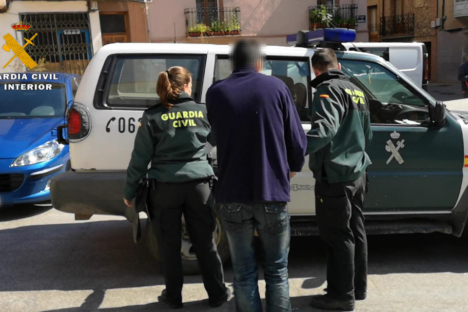 Traslado de uno de los detenidos. / Guardia Civil