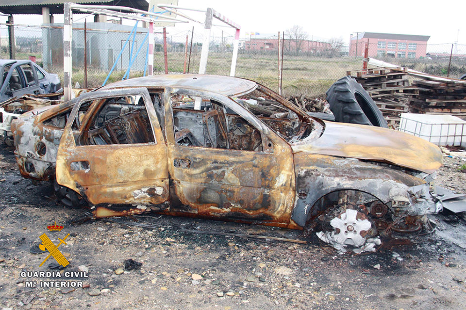 Estado en el que quedó el vehículo del detenido tras el incendio en el depósito municipal de Rincón. / Guardia Civil