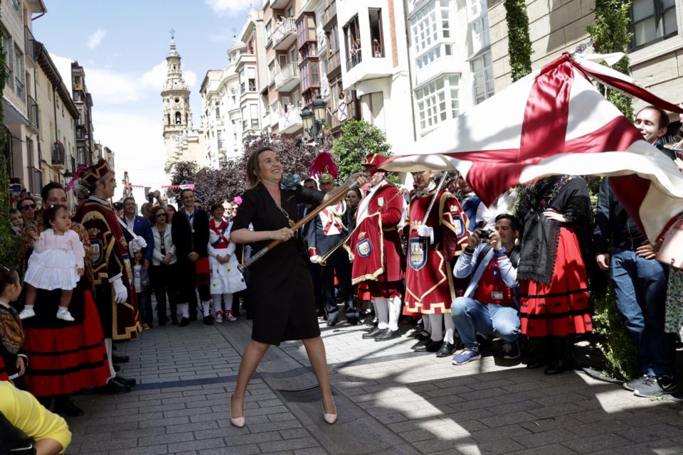 La alcaldesa da el primer banderazo en la calle Portales. /NR