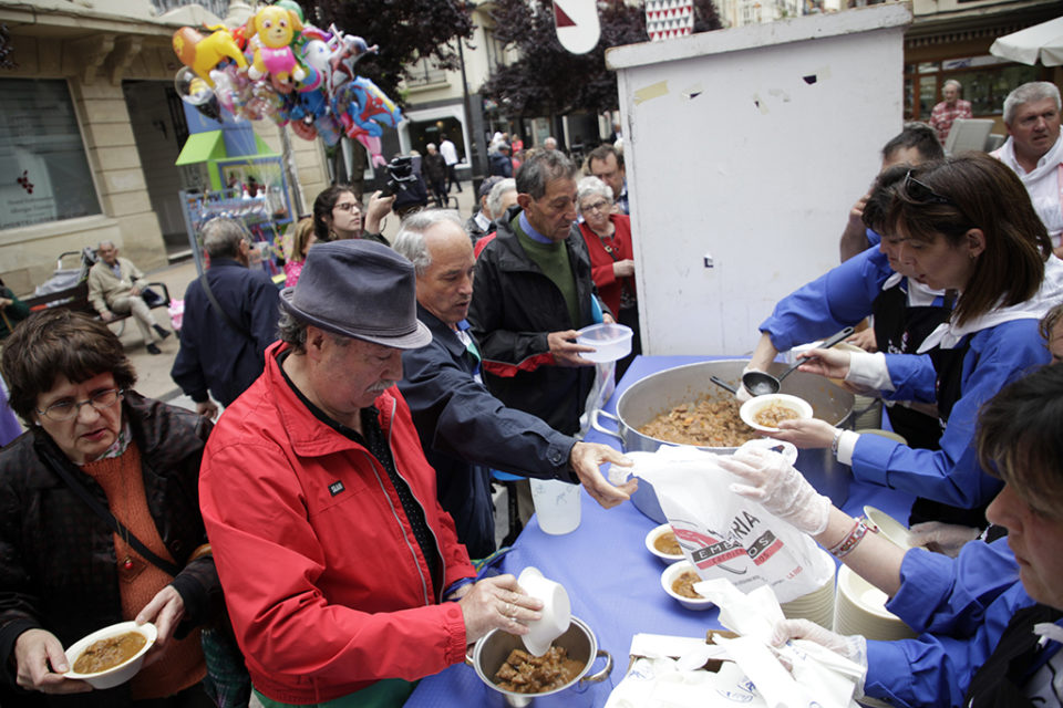 Los logroñeses no han faltado a la degustación de toro guisado que cierra las fiestas de San Bernabé. / Ingrid