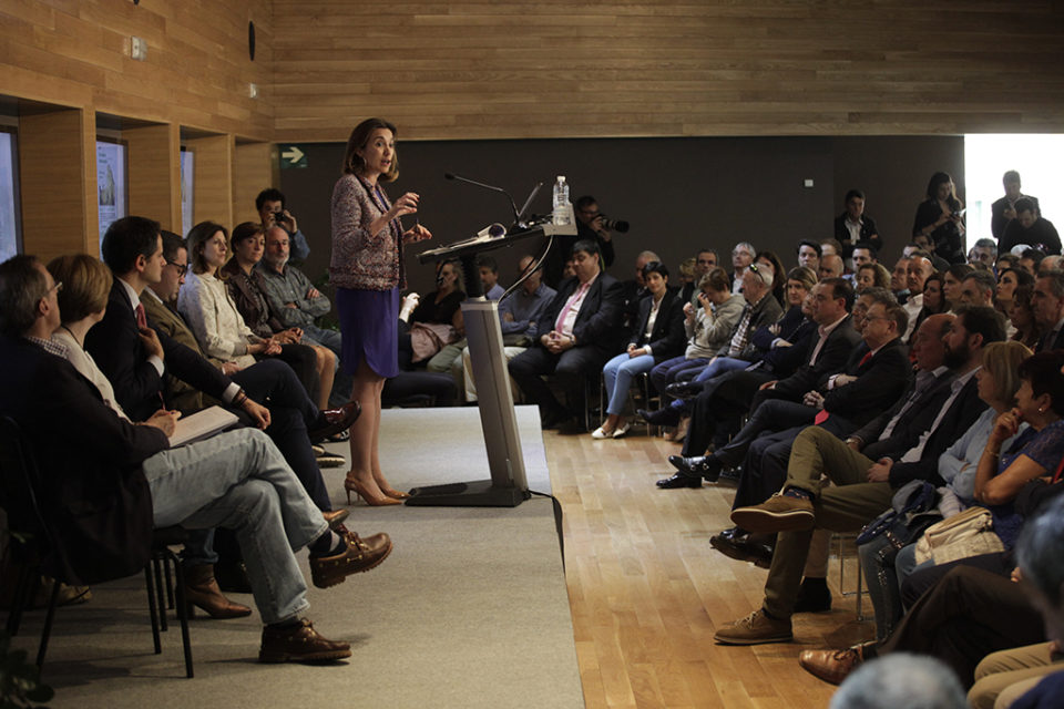 Cuca Gamarra, acompañada por su equipo, explica su gestión cumplidos tres años de esta legislatura. / Ingrid