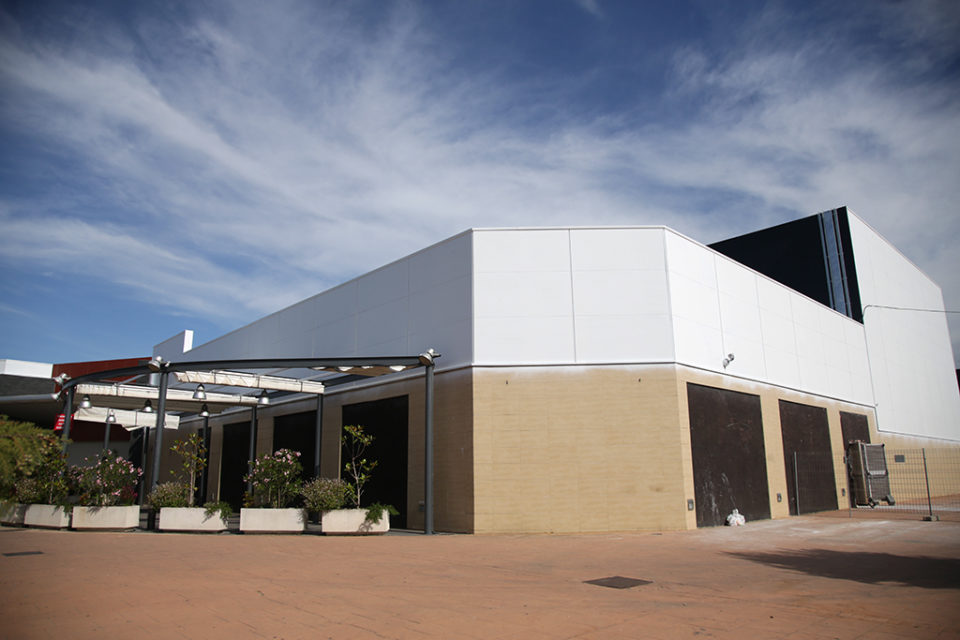 El futuro centro de ocio activo abrirá en los espacio de los antiguos cines contiguos al hipermercado Alcampo. / Clara Larrea