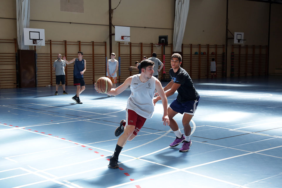 Los jugadores ejecutan las sugerencias de los entrenadores. / Clara Larrea