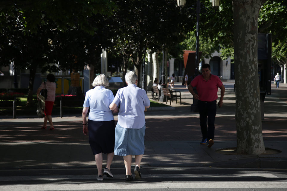 Dos mujeres jubiladas pasean por el centro de Logroño. / Clara Larrea