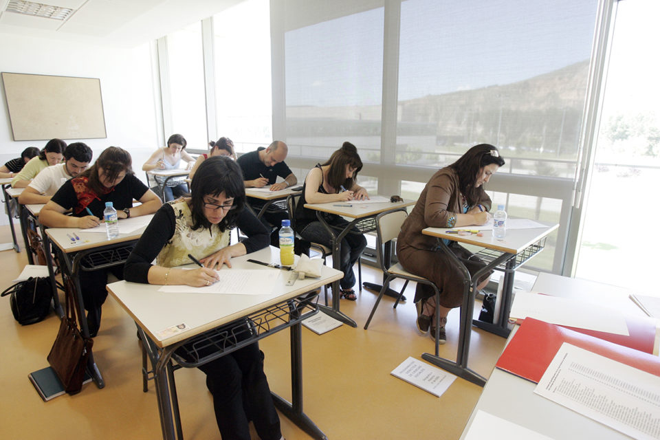Imagen de archivo de un grupo opositores examinándose. / Ingrid