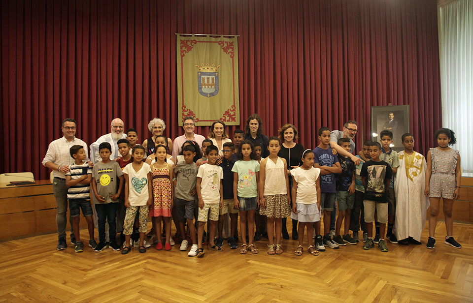 Los niños del programa de acogida han sido recibidos por los miembros de la Corporación municipal. / Ingrid