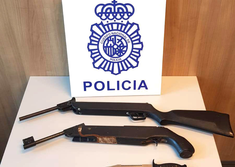 Armas intervenidas en el domicilio del presunto agresor. / Policía Nacional