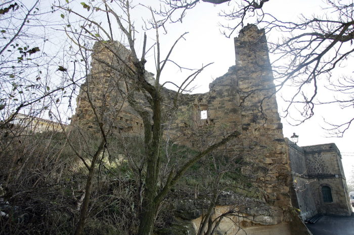 Muere una madrileña de 72 años al caerse de la torre del castillo de Briones