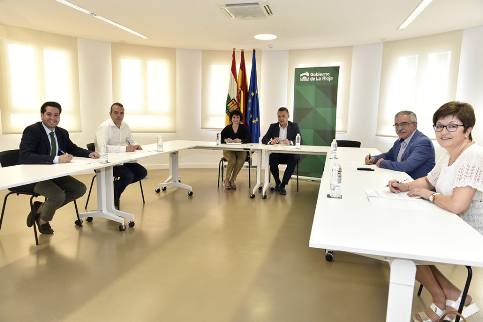 El consejero de Políticas Sociales ha firmado los convenios con los alcaldes de Alfaro, Santo Domingo, Nájera y Arnedo. / NR