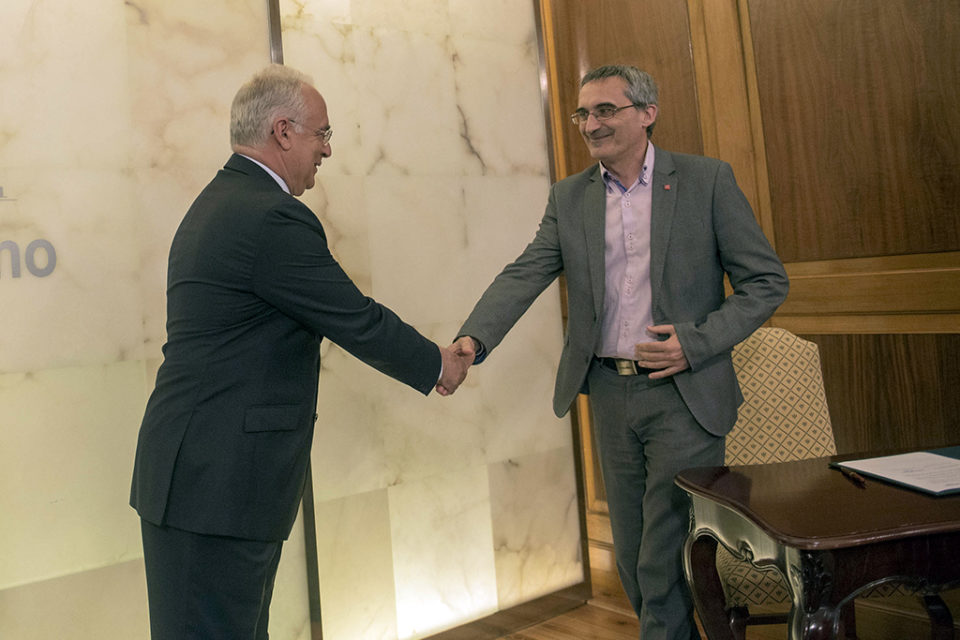 El presidente del Gobierno riojano y el rector de la UR se dan la mano tras firmar el acuerdo. / NR