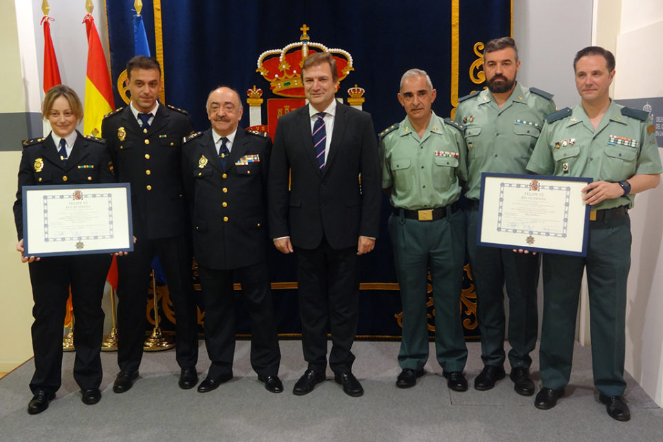 El delegado a entregado a la UDYCO y a la EDOA la placa de honor. / NR