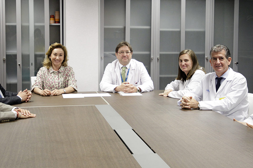 La consejera de Salud, c0n responsables de su departamento y del equipo investigador que ha sido reconocido por su trabajo. / Ingrid